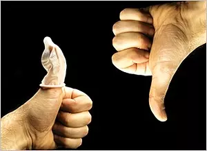 презерватив и две руки