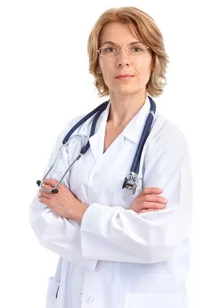 Женщина врач