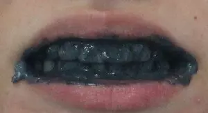 паста с углем на зубах