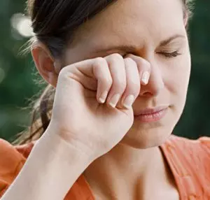 девушка трет рукой глаза