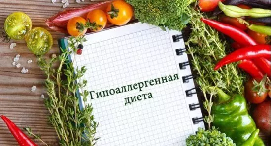 овощи и блокнот на столе