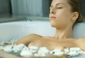 девушка в ванной с ромашкой
