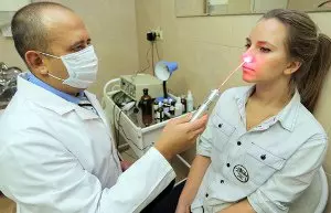 доктор лечит нос пациентке