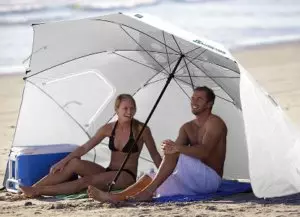 пара на пляже под зонтом
