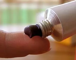 нанесение мази из тюбика