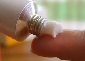 ннанесение мази на палец