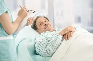 пожилой мужчина в больнице лежит