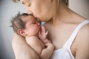 младенец на руках у матери