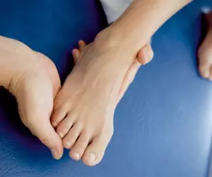 осмотр пальцев ног