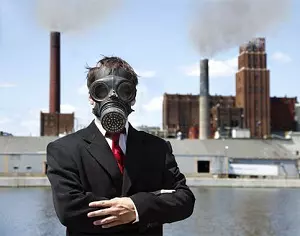 мужчина на фоне загрязненного завода