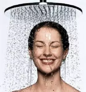 девушка принимает душ