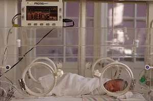стерильный реанимационный бокс с новорожденным