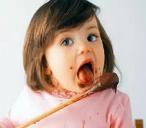 ребенок ест шоколад