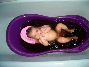 малыш в ванночке