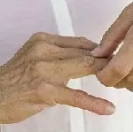 рука держит за палец